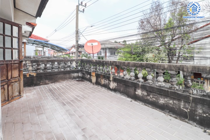 *****บ้านแฝดมือสองนนทบุรี หมู่บ้าน เกร็ดแก้วการ์เด้นท์ รัตนาธิเบศร์ เนื้อที่กว้างขวางมากถึง 40 ตร.ว. ฟังก์ชัน 3 ห้องนอน 2 ห้องน้ำ ที่จอดรถ 1 คัน พื้นที่ใช้สอยเยอะ บนทำเลสะดวกสบายสุดๆ เพียงไม่ถึง 10 นาทีก็ถึงรถไฟฟ้าสายสีม่วง "สถานีบางกระสอ" ใกล้เซ็นทรัล รัตนาธิเบศร์ และทางด่วน "ศรีรัช"